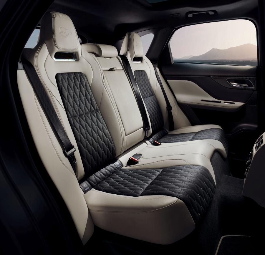 Интерьер Jaguar F-Pace SVR 2018 года  (WW) (фото 13 из 115)